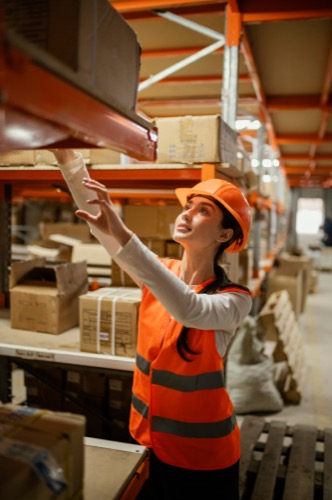 Trabajadora en bodega logística